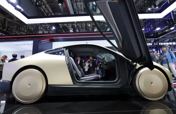 Por qué Elon Musk no podrá lanzar el cybertaxi de Tesla sin volante ni pedales como había prometido