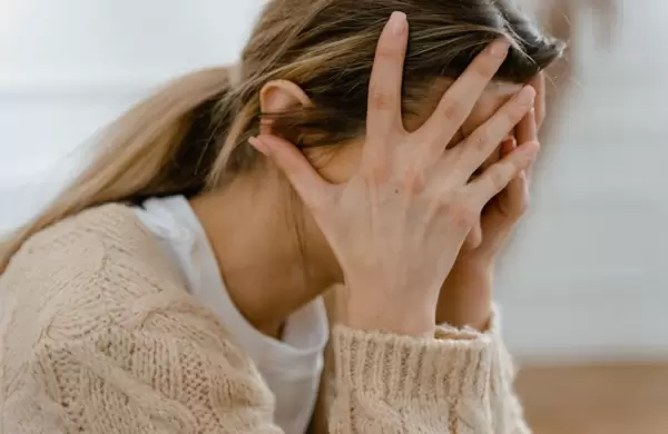 En el trabajo y en la vida: por qué nos aferramos a pensamientos negativos, según la psicología