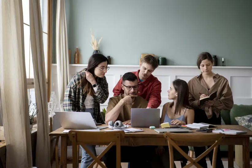 colegas-que-usan-computadoras-portatiles-y-portatiles-para-aprender-en-una-sesion-de-estudio