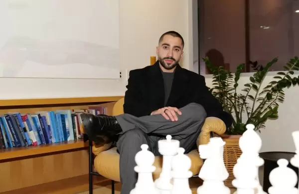 Este joven de 24 años construyó un imperio multimillonario de entrenamiento de IA