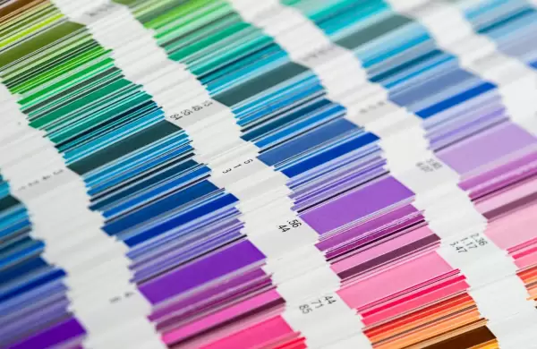 Pantone se enfrenta a una dura crítica tras ser tildado de "distópico" y "desafinado"