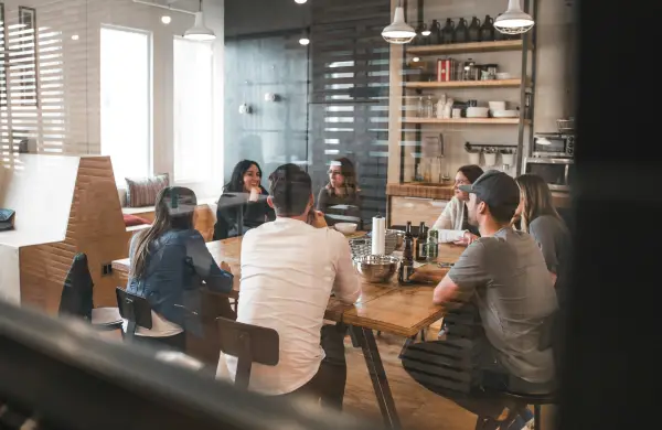 Entre la oportunidad y el miedo: lo que los CEOs ven en la IA y lo que preocupa a los empleados