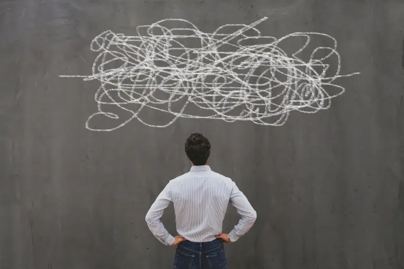 complejidad-concepto-solucion-de-problemas-complejos-hombre-de-negocios-pensamiento