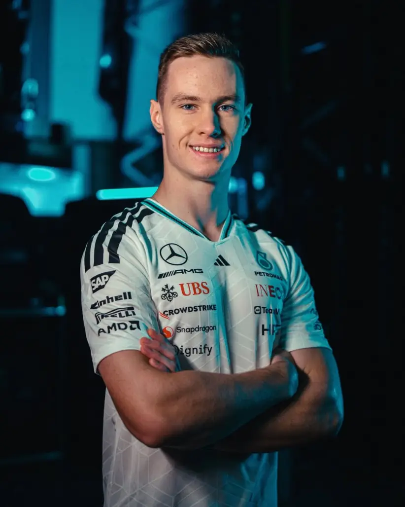 Joshua Dürksen en su presentación como piloto de desarrollo para Mercedes | Fotografía: Mercedes-AMG Petronas, Instagram