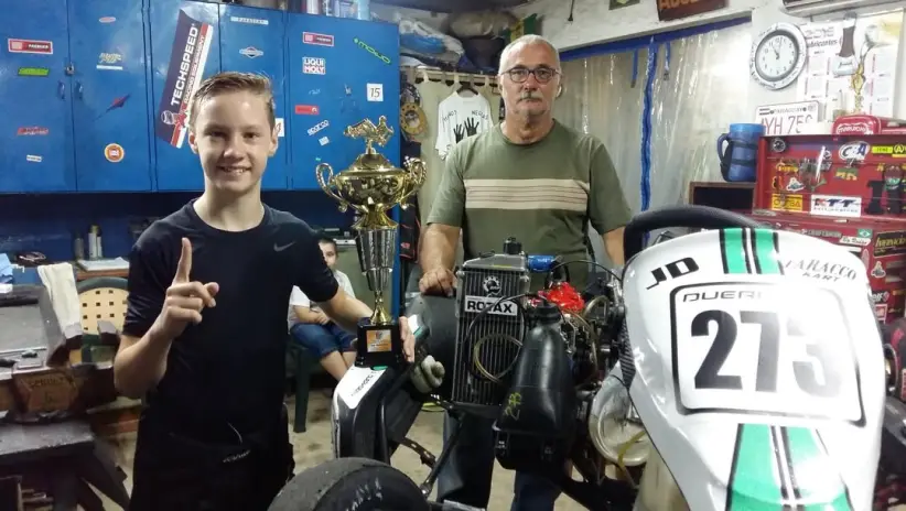 Joshua Dürksen en el 2016 junto a su karting | Fotografía: Joshua Dürksen, Instagram