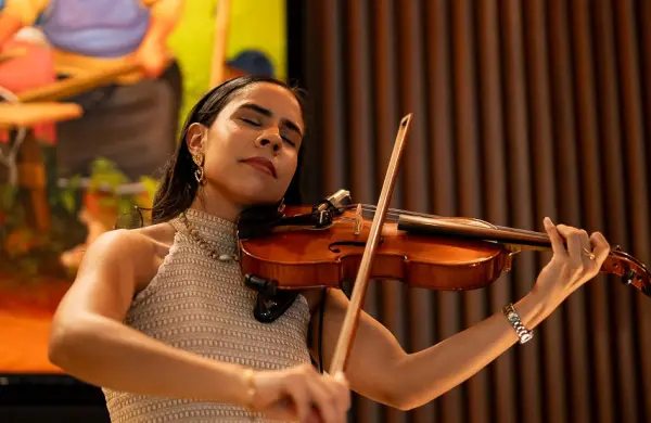 Arte con propósito: El violín de Ceci, cuando la música deja de ser servicio y se convierte en experiencia 