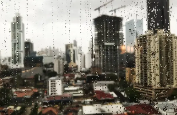 Cuando llueve, el desarrollo se detiene: sector advierte que la falta de estructura limitan el crecimiento inmobiliario