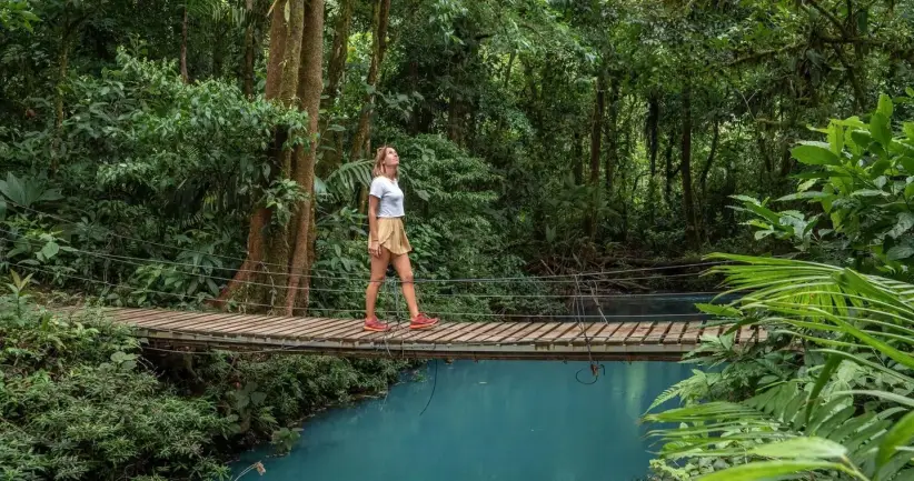 Un visitante explora la selva tropical de Costa Rica, uno de los países más felices del mundo en 2026.