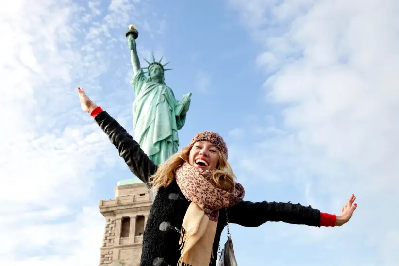 Un visitante en la Estatua de la Libertad en la ciudad de Nueva York. Este año, Estados Unidos ocupa el puesto número 23 entre los países más felices.
