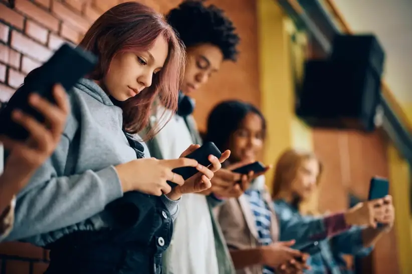 El Informe Mundial sobre la Felicidad de 2026 examina el efecto de las redes sociales en los adolescentes.