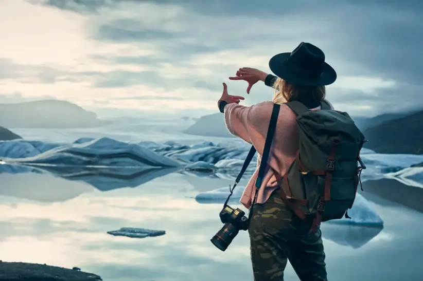 Un visitante explora un paisaje glaciar en Islandia, una de las regiones más felices del mundo.