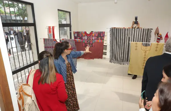 Hilos que unen Latinoamérica: Exposición internacional sobre textiles llegó a Paraguay