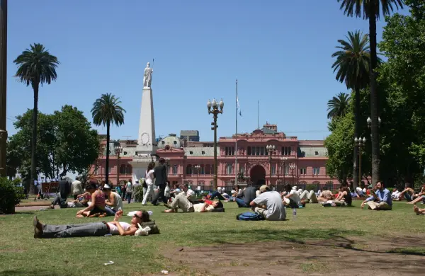 Cuáles son los países más felices del mundo y qué puesto ocupa Argentina