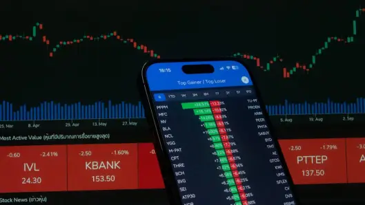 Acciones El Principal Ganador Perdedor En Un Teléfono Inteligente Con Fondo De Gráfico Del Mercado De Valores