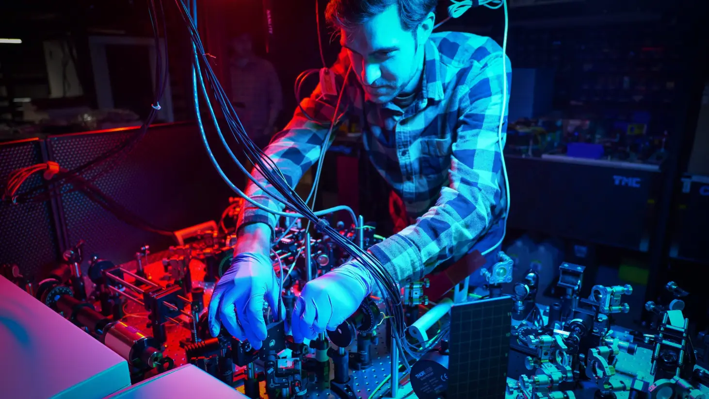 Computación cuántica - (SE PUEDE USAR) - (Laboratorio de Investigación de la Fuerza Aérea de los Estados Unidos (AFRL) por Keith C Lewis, Public domai
