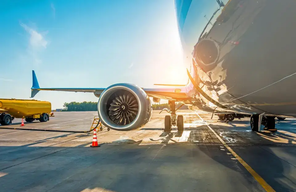 Si el petróleo afloja, las aerolíneas despegan: el patrón histórico que sigue de cerca el mercado y el caso Lufthansa