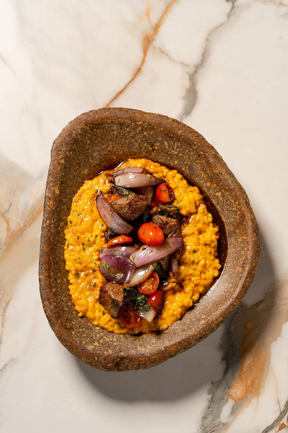 Risotto a la huancaína con lomo saltado. 
