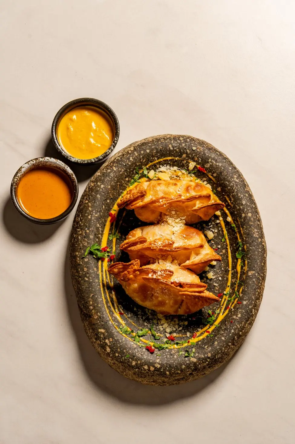 Empanadas caseras que honran el sabor de Perú pero abrazan la tradición paraguaya.