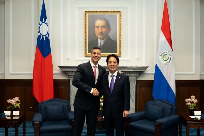 El Presidente de Paraguay Santiago Peña, junto con el Presidente de Taiwán, Lai Ching-te. FOTO: PRESIDENCIA DE LA REPÚBLICA DEL PARAGUAY