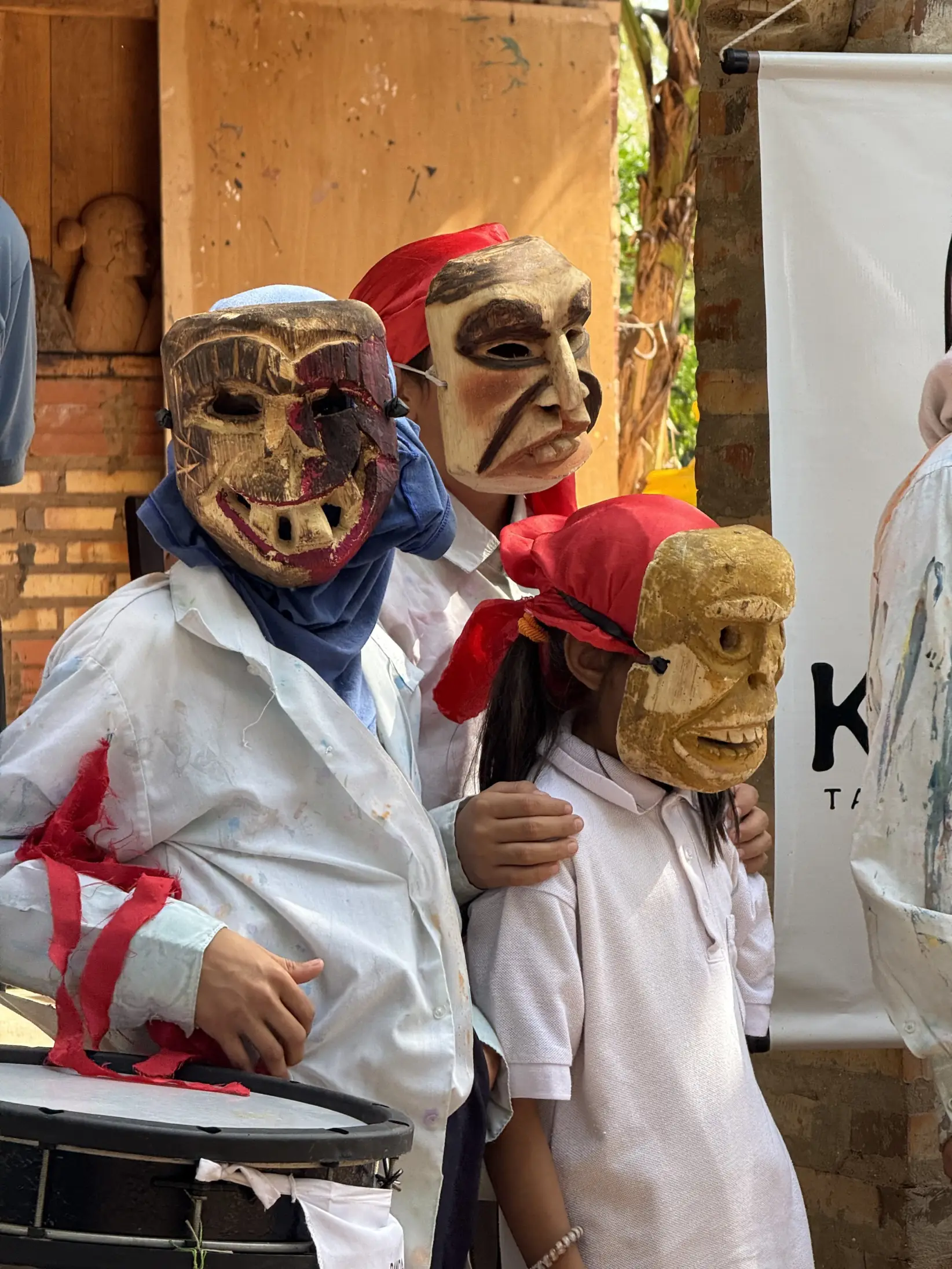 Las máscaras son elaboradas con madera de timbó.