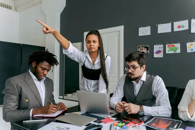 Fotos de stock gratuitas de administración, ambiente profesional, atuendo de oficina. (Foto: Pexels)