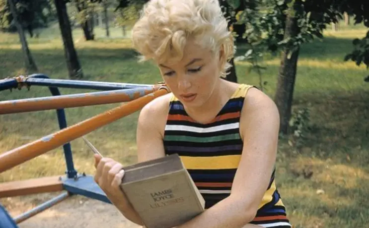Marilyn Monroe leyendo el Ulises de James Joyce
