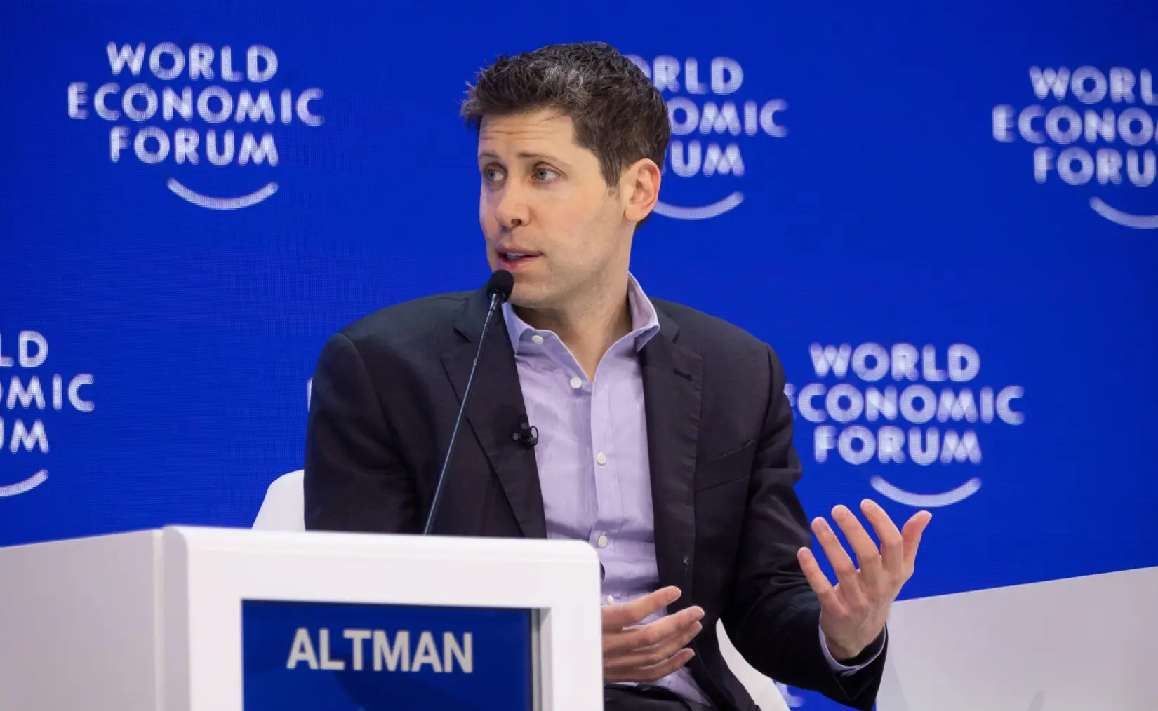 Sam Altman va por el negocio más difícil de todos: meter a OpenAI en los hospitales
