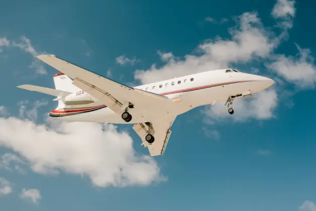 Avión De Pasajeros Blanco Y Rojo En El Cielo. (Foto: Pexels)