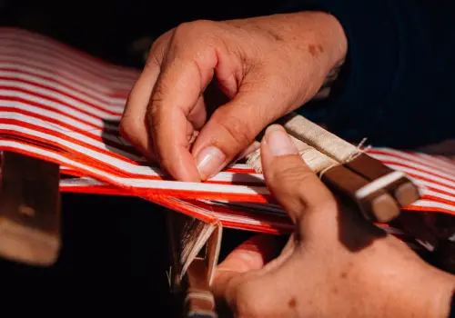 El poncho albirrojo de Rosa Segovia: arte y tradición rumbo al Mundial