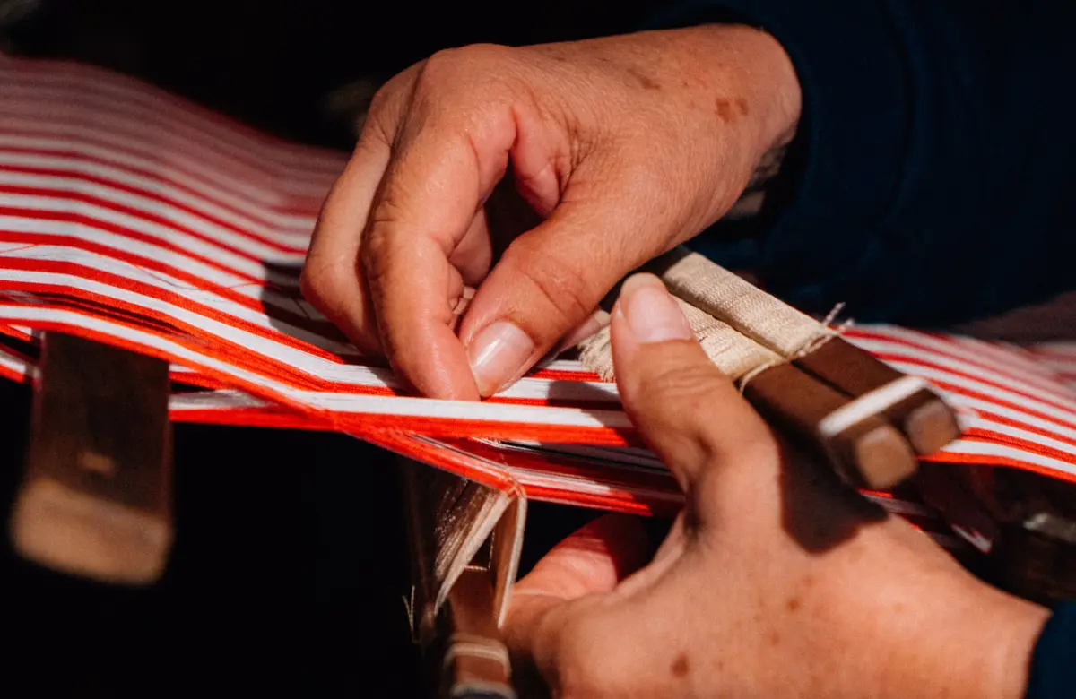 El poncho albirrojo de Rosa Segovia: arte y tradición rumbo al Mundial