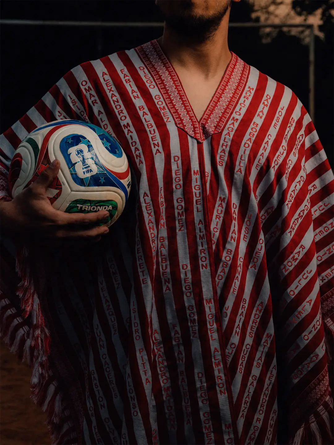 El poncho elaborado por Rosa Segovia exclusivamente para la selección tiene 26 listas. FOTO: GENTILEZA APF