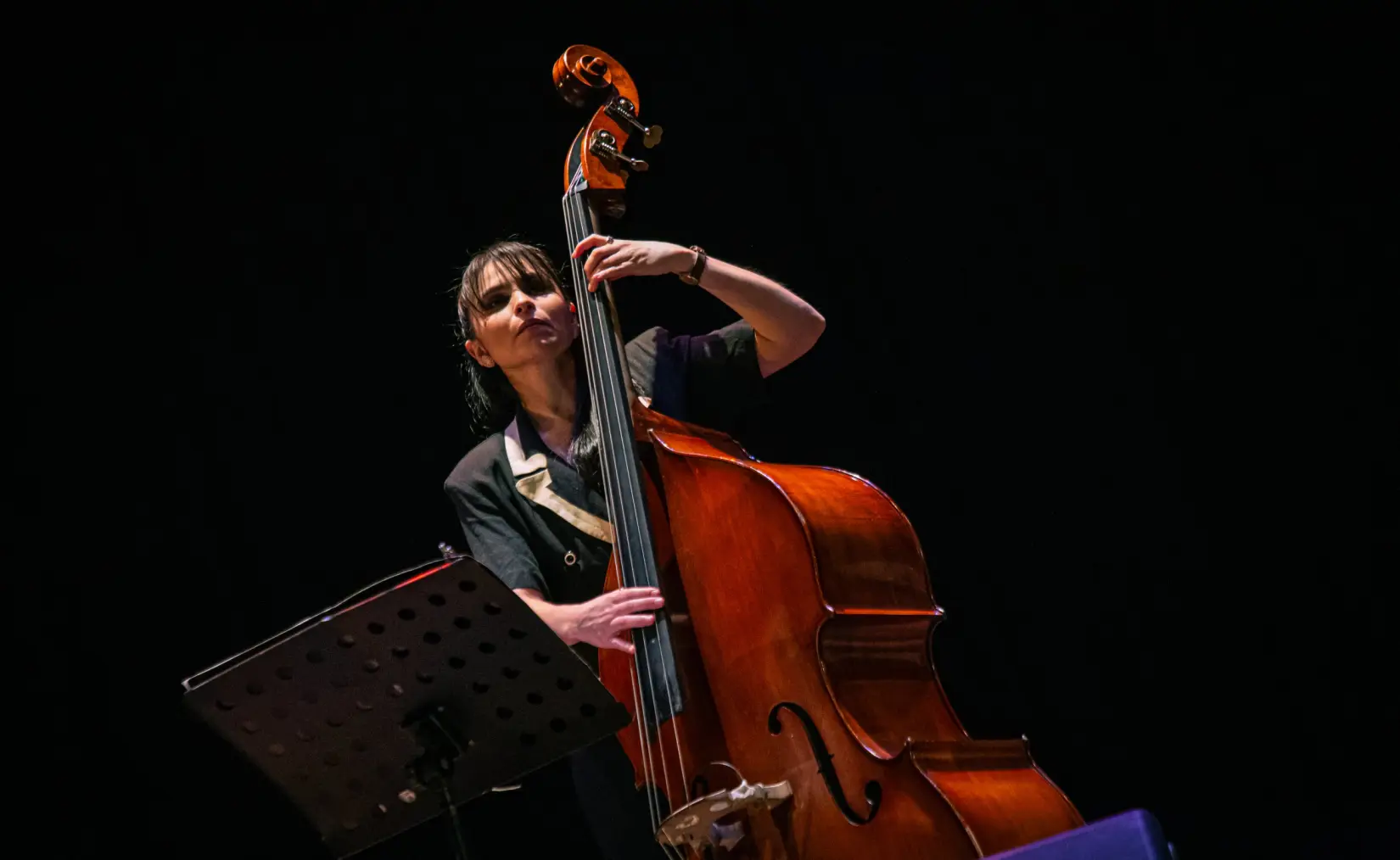 La contrabajista que se enamoró del jazz y hoy es una de sus principales representantes en Paraguay
