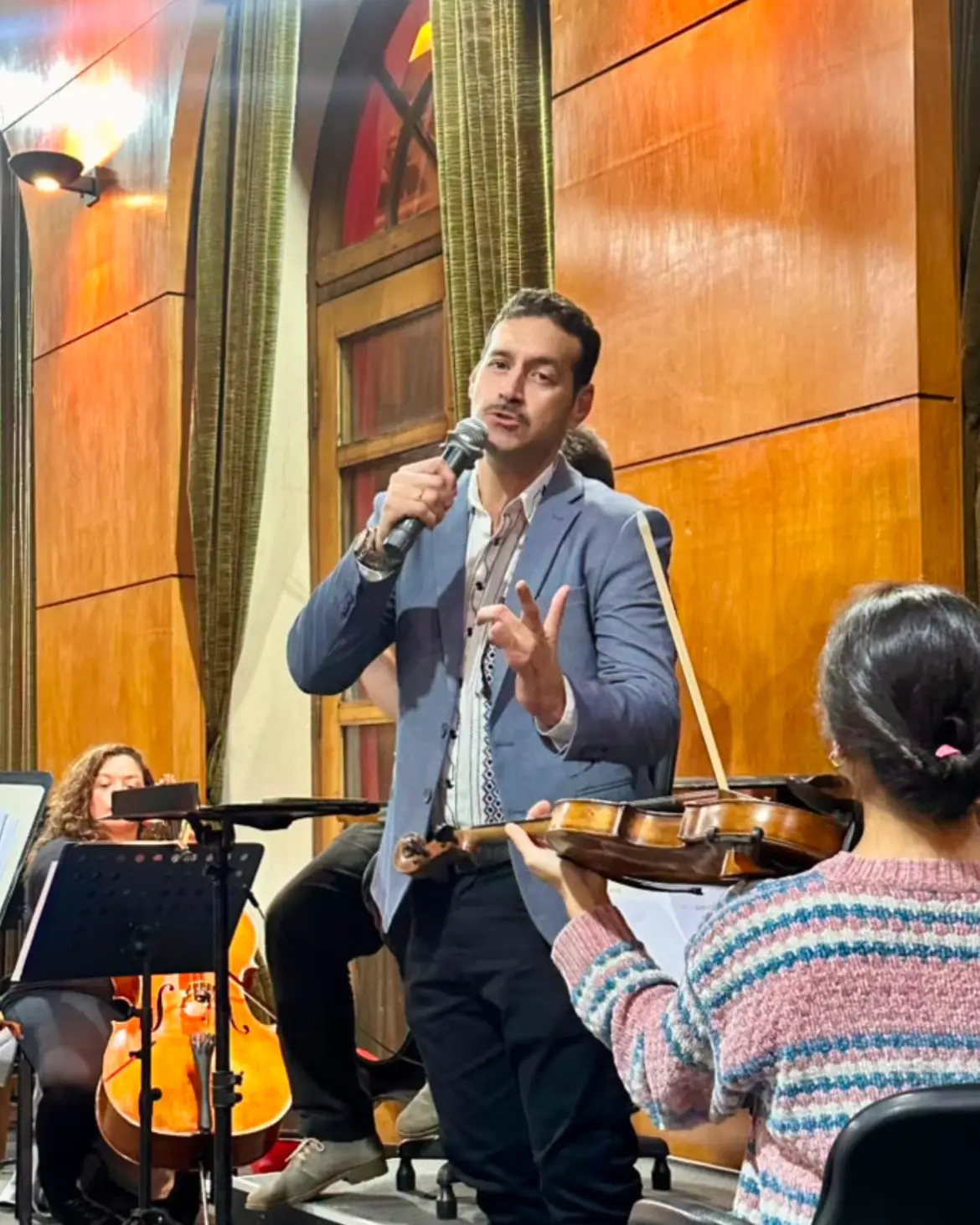 El intérprete Yoryi Torales en los ensayos previos al homenaje. FOTO: GENTILEZA OSCA