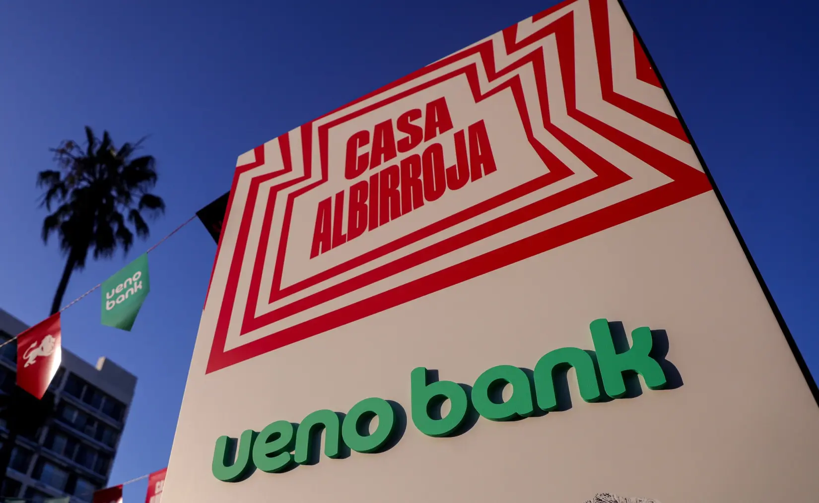 ueno bank reunió a los hinchas paraguayos en Los Ángeles con la Casa Albirroja