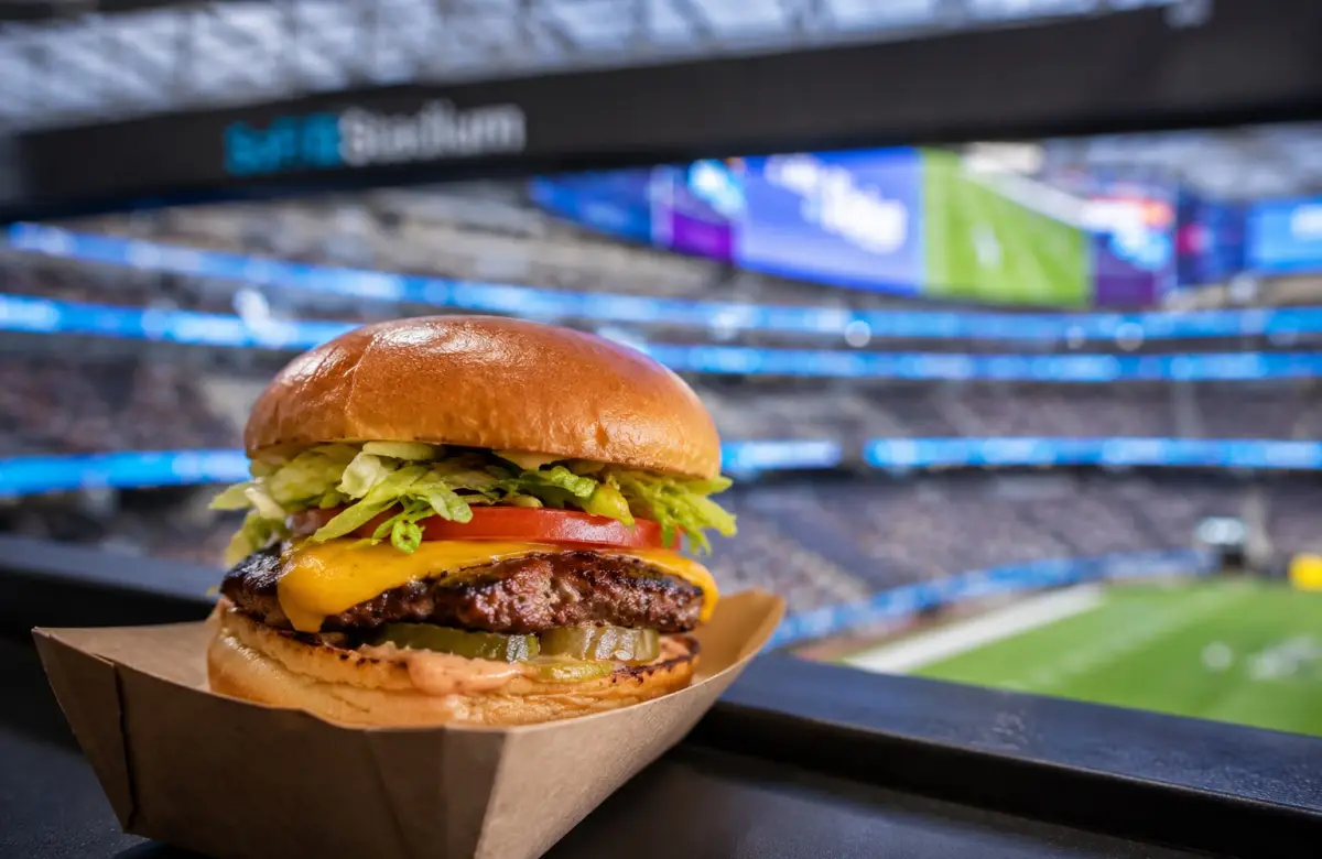Hamburguesa con gaseosa por casi G. 200.000: los precios en el primer partido de Paraguay