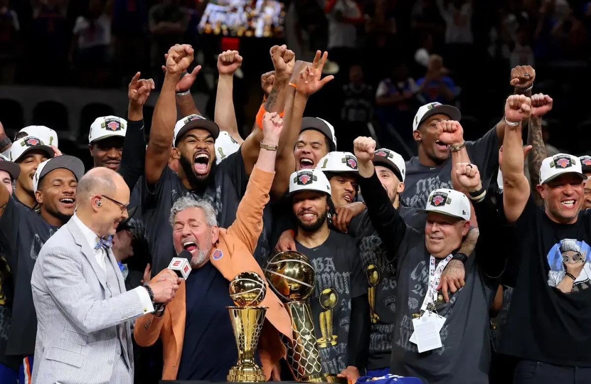 Los Knicks ganaron el título de la NBA después de 53 años. Quién es y cómo hizo su fortuna el polémico dueño del equipo