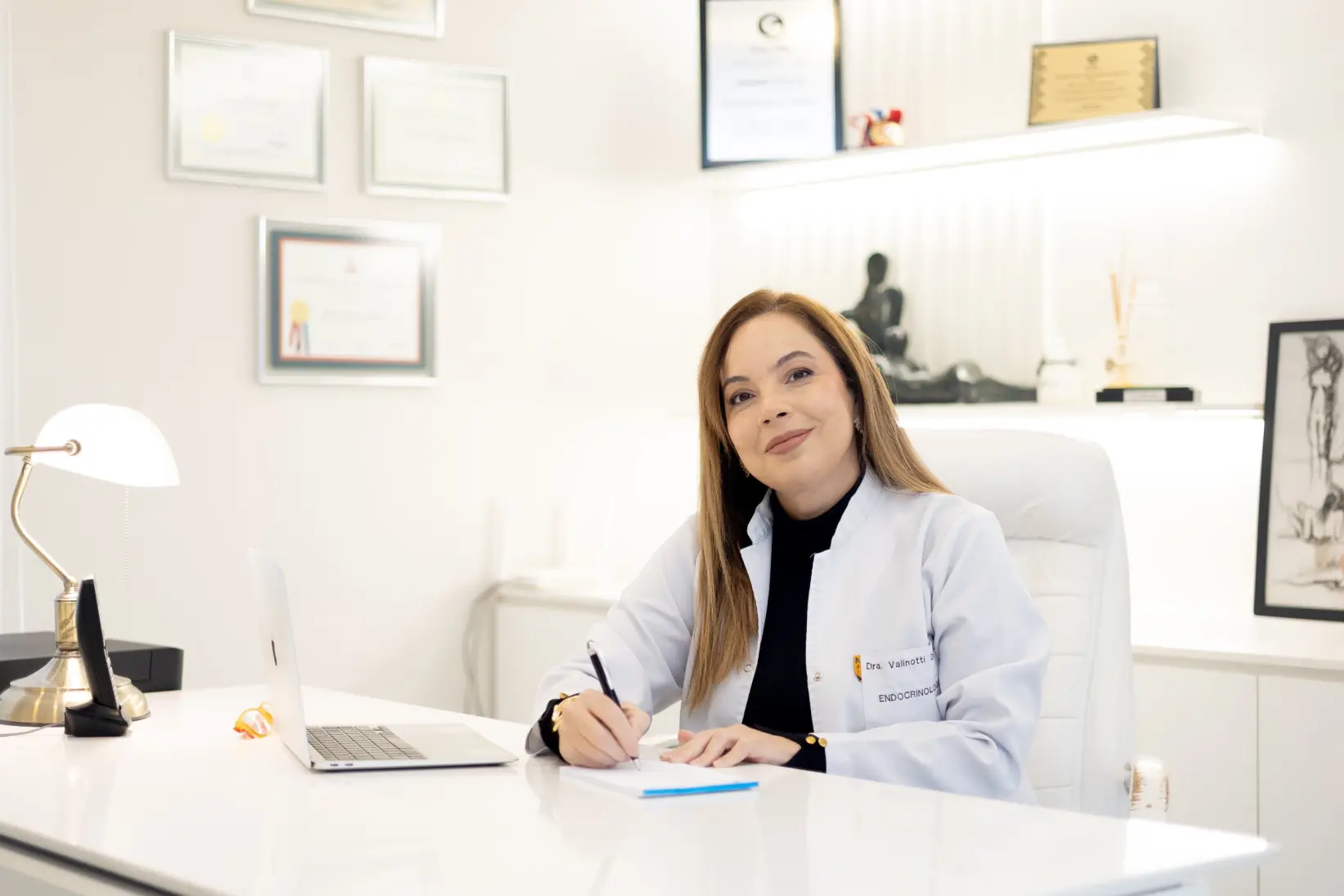 Doctora Elizabeth Valinotti Delmás, especialista en Endocrinología, Diabetología y Medicina Interna. FOTO: LAURA CABAÑAS PARA FORBES