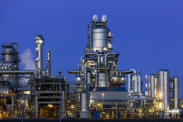 Una moderna estructura de refinería industrial bajo un cielo claro al atardecer en Holanda Meridional, Países Bajos. (Foto: Pexels)