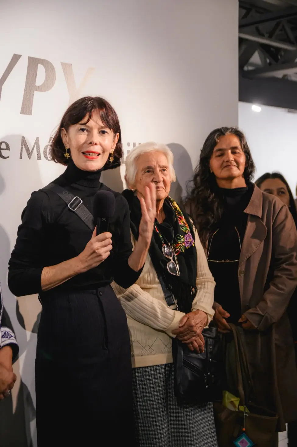 Mónica Millán junto a tejedoras de Yataity, Guairá. FOTO: GENTILEZA MAJO FIORIO