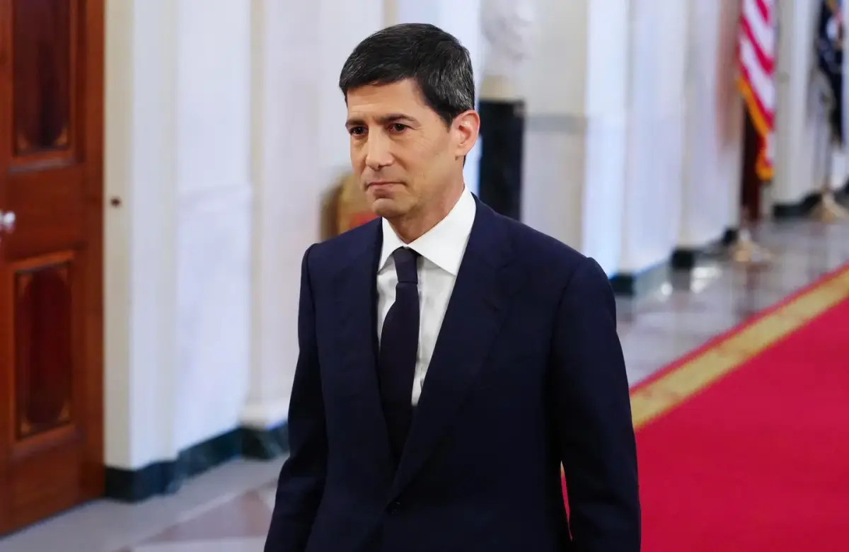Debutó Warsh en la FED sin cambios en las tasas de interés, pero con sello propio