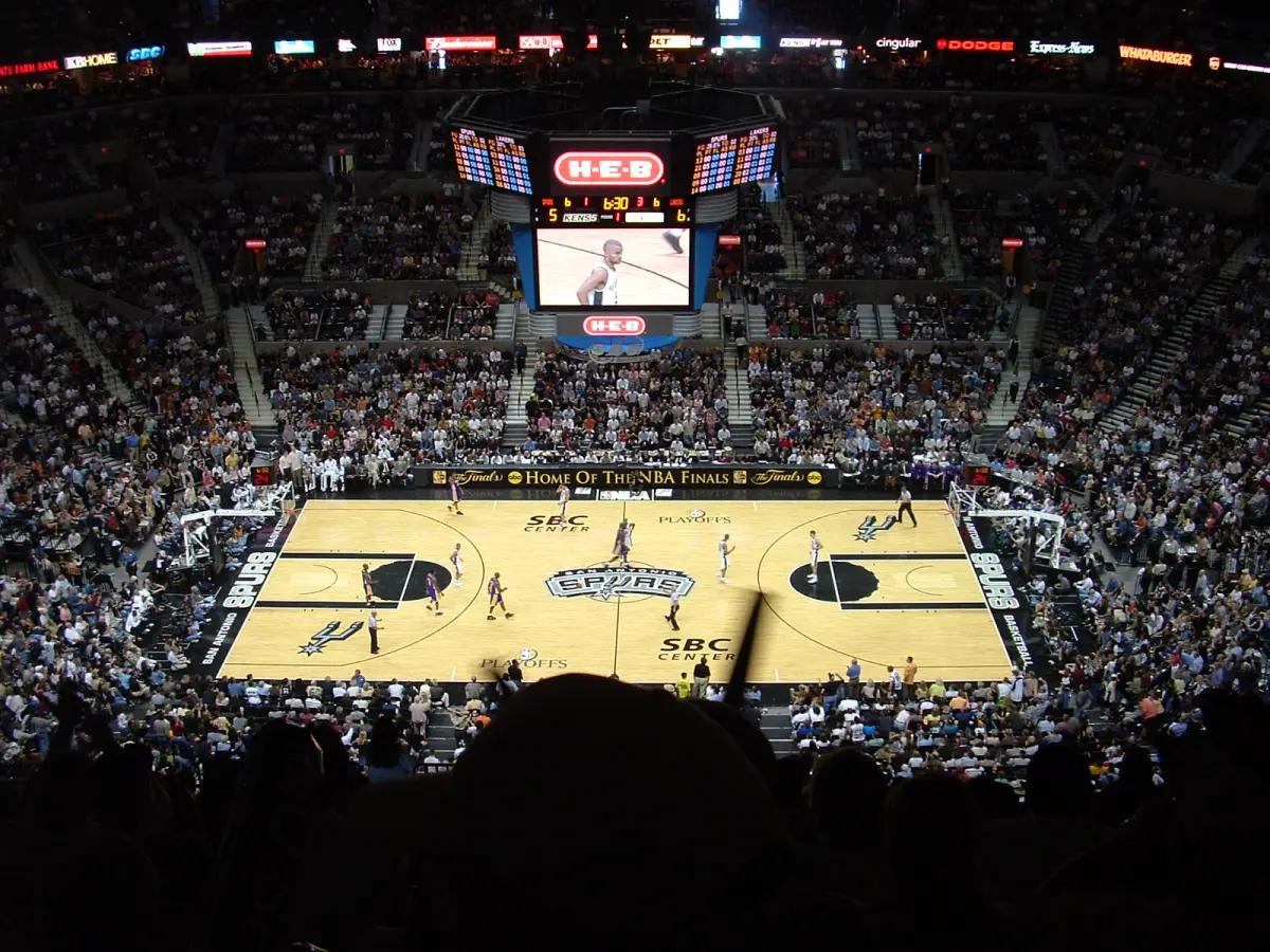 SE PUEDE USAR/San Antonio Spurs Foto: (Henry Camacho, CC BY-SA 4.0, via Wikimedia Commons).