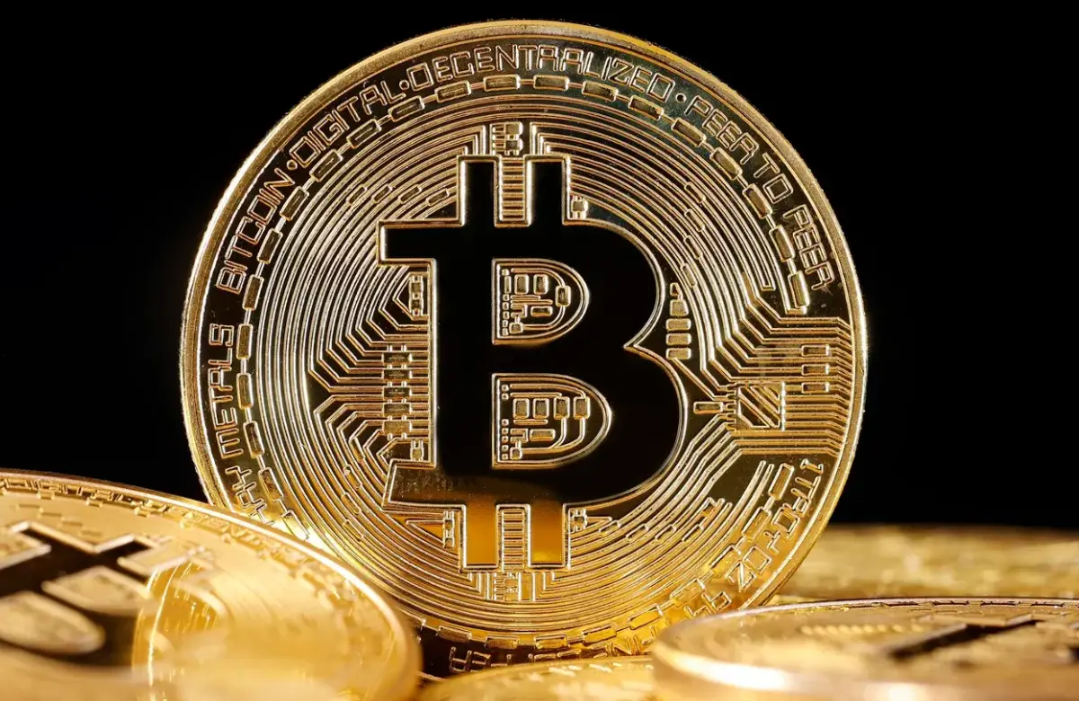 Bitcoin se hunde a mínimos de 21 meses y el vencimiento de US$ 10.000 millones en opciones amenaza con acelerar la caída