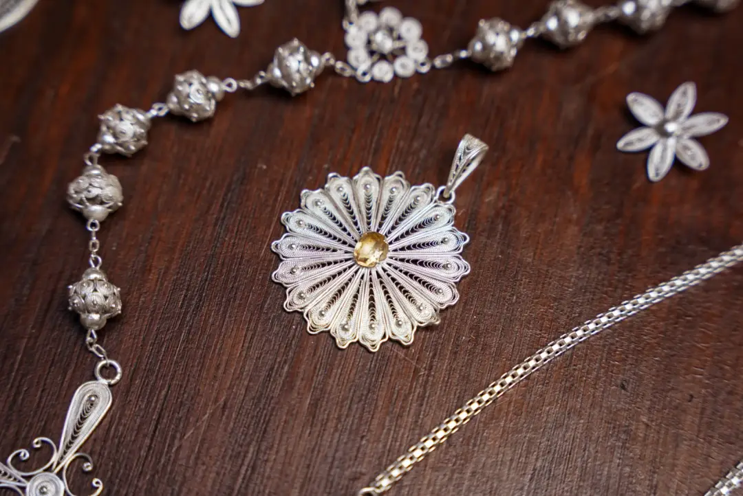 Joyas de filigrana elaboradas por artesanos luqueños. FOTO: GENTILEZA INSTITUTO PARAGUAYO DE ARTESANÍA