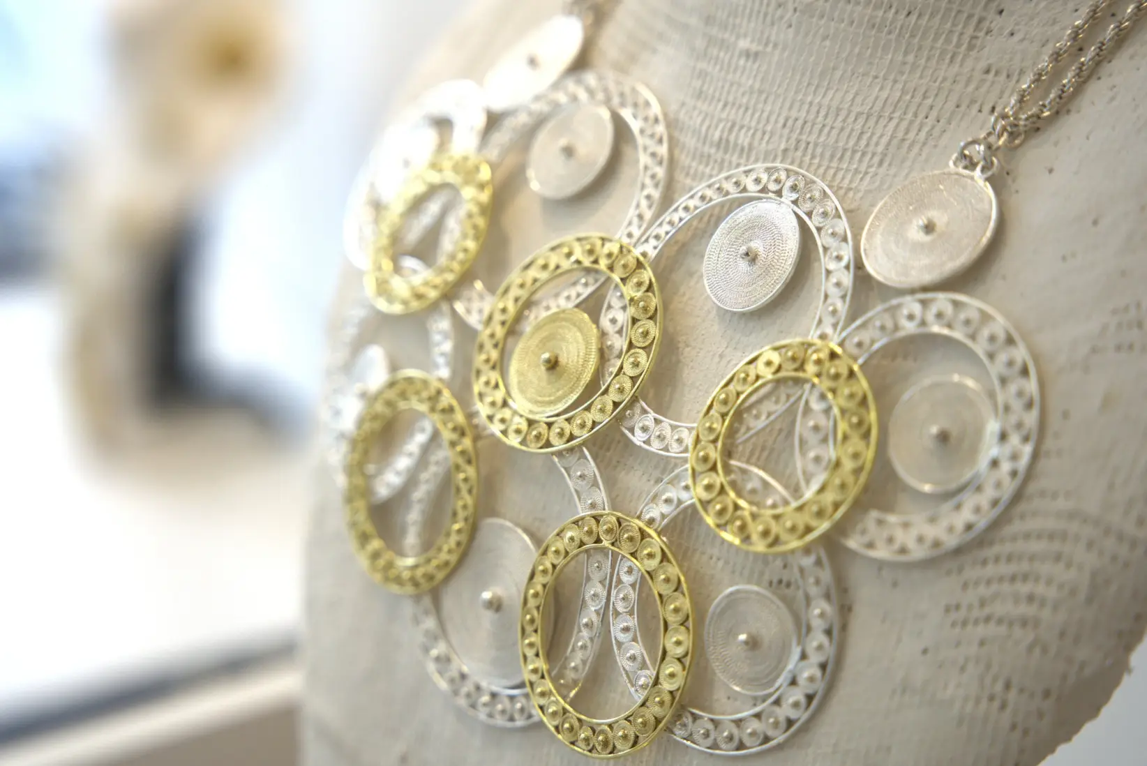 Joyas de filigrana elaboradas por artesanos luqueños. FOTO: GENTILEZA INSTITUTO PARAGUAYO DE ARTESANÍA