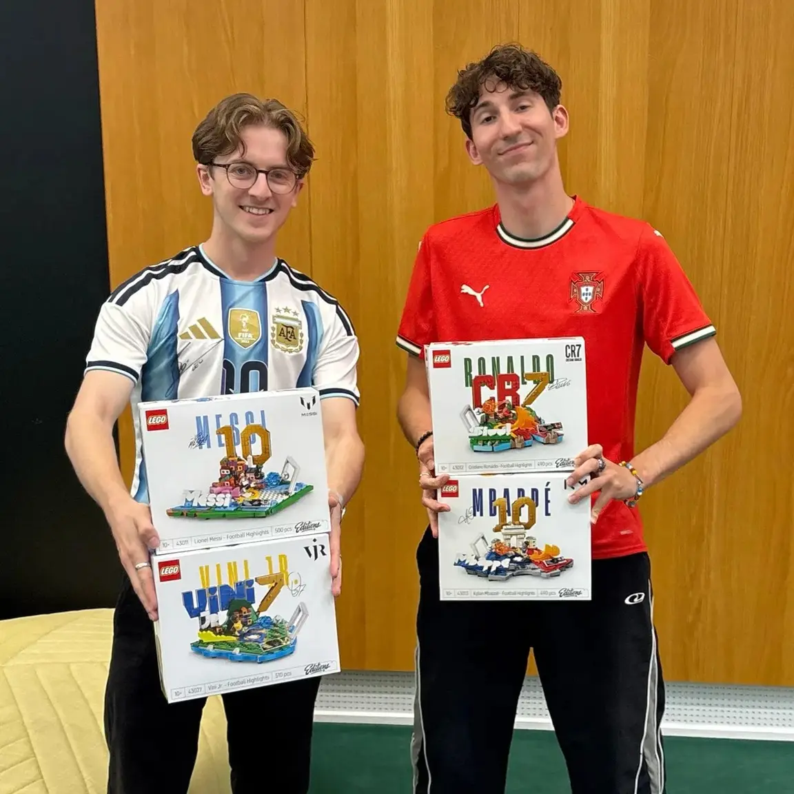 Freddy Charters y Luka Grkovic, sosteniendo los sets LEGO Editions Football Highlights que crearon. Foto: Grupo LEGO
