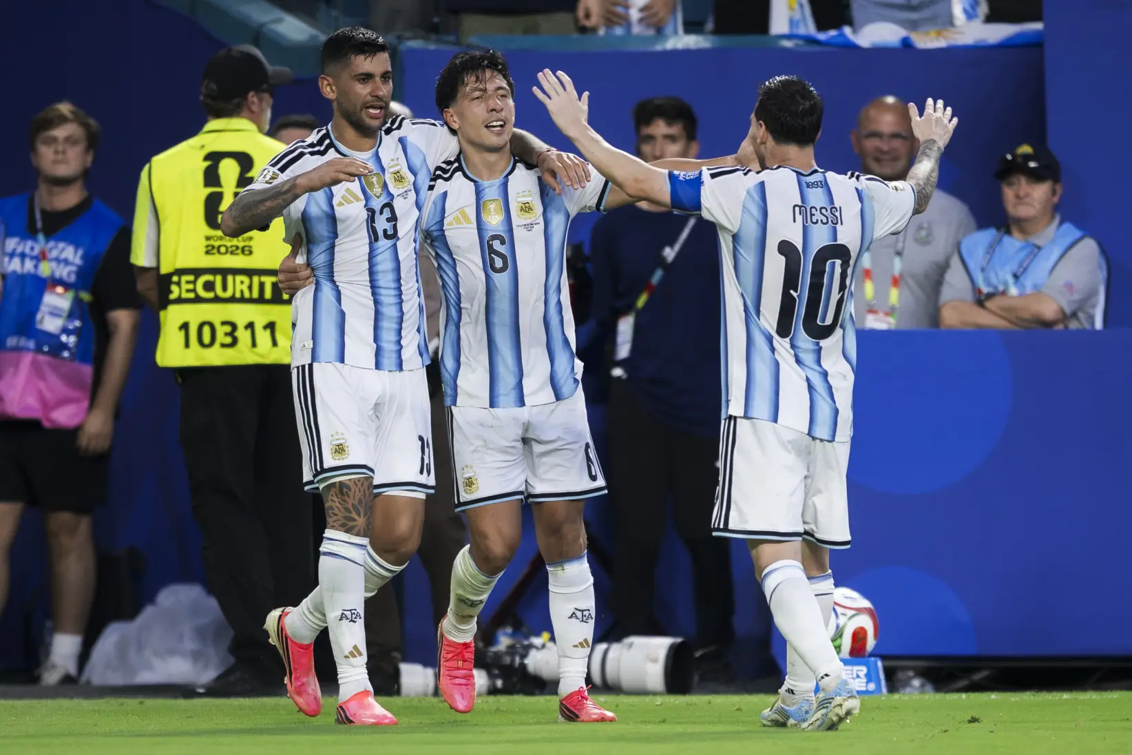 Cuti Romero, Lisandro Martínez y Lionel Messi