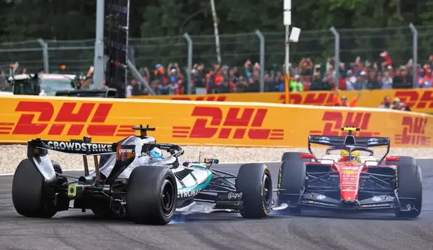 george-russell-mercedes w17 se toca con la ferrari de lewis hamilton y queda fuera de la carrera