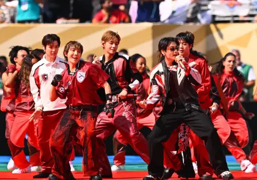 La marca de joyería detrás del show de medio tiempo de BTS en la final del Mundial de la FIFA