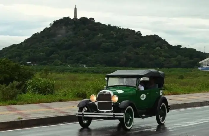 Una apasionada del volante preserva la historia automotriz compitiendo a bordo de vehículos antiguos