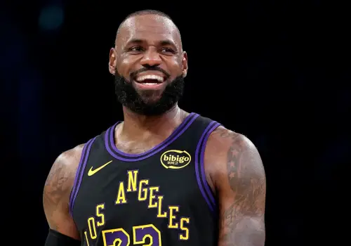 A los 42 años, LeBron James firma un contrato de US$8 millones con los Philadelphia 76ers.
